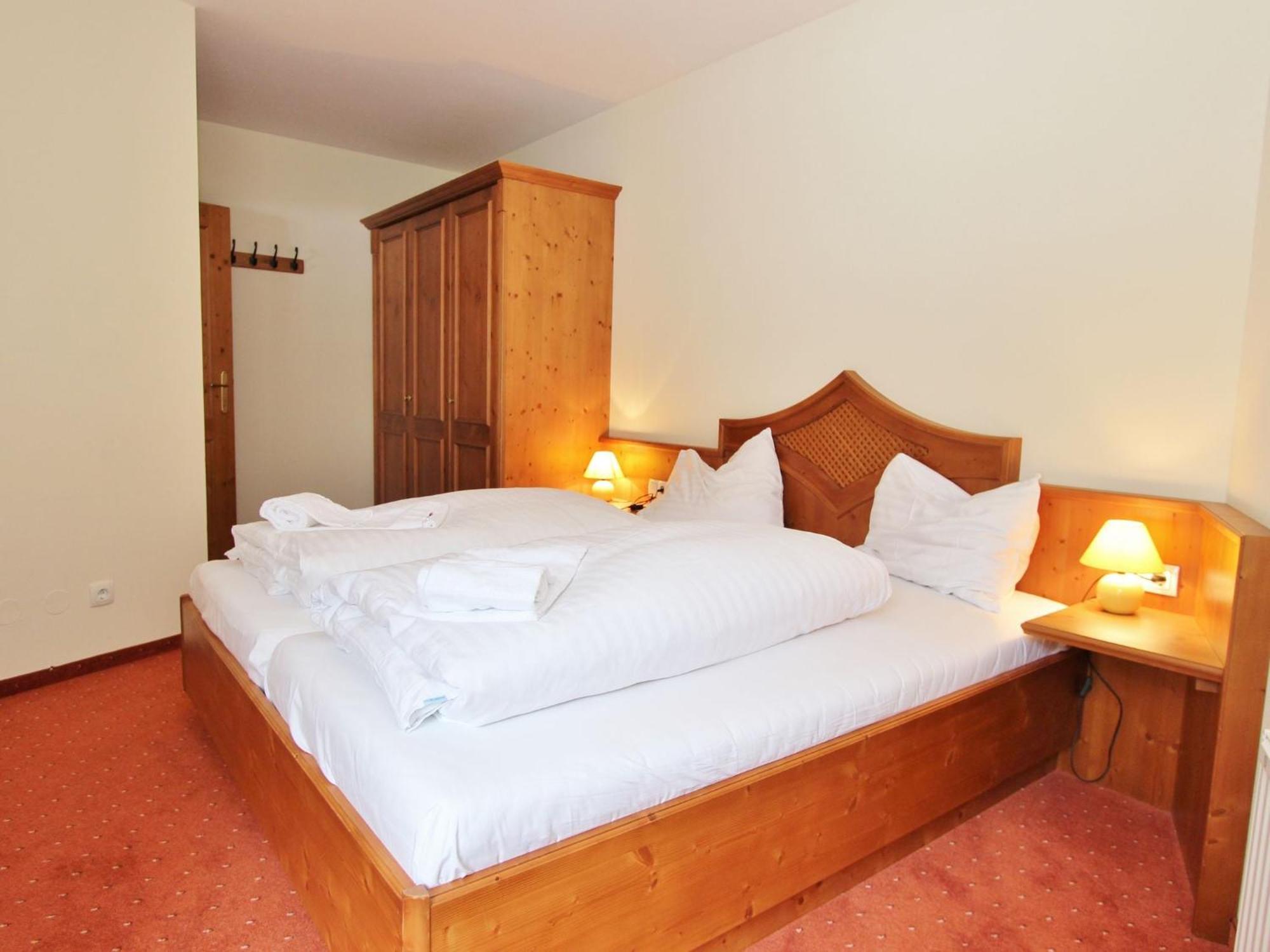 Large Chalet Apartment In Saalbach Hinterglemm ภายนอก รูปภาพ