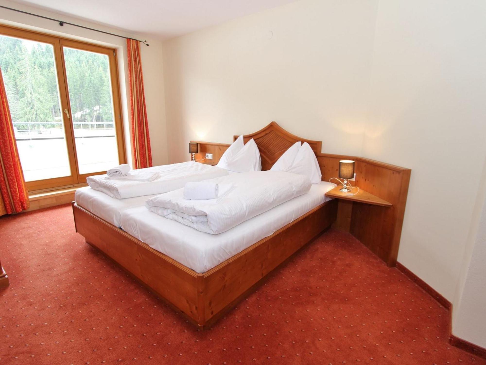 Large Chalet Apartment In Saalbach Hinterglemm ภายนอก รูปภาพ