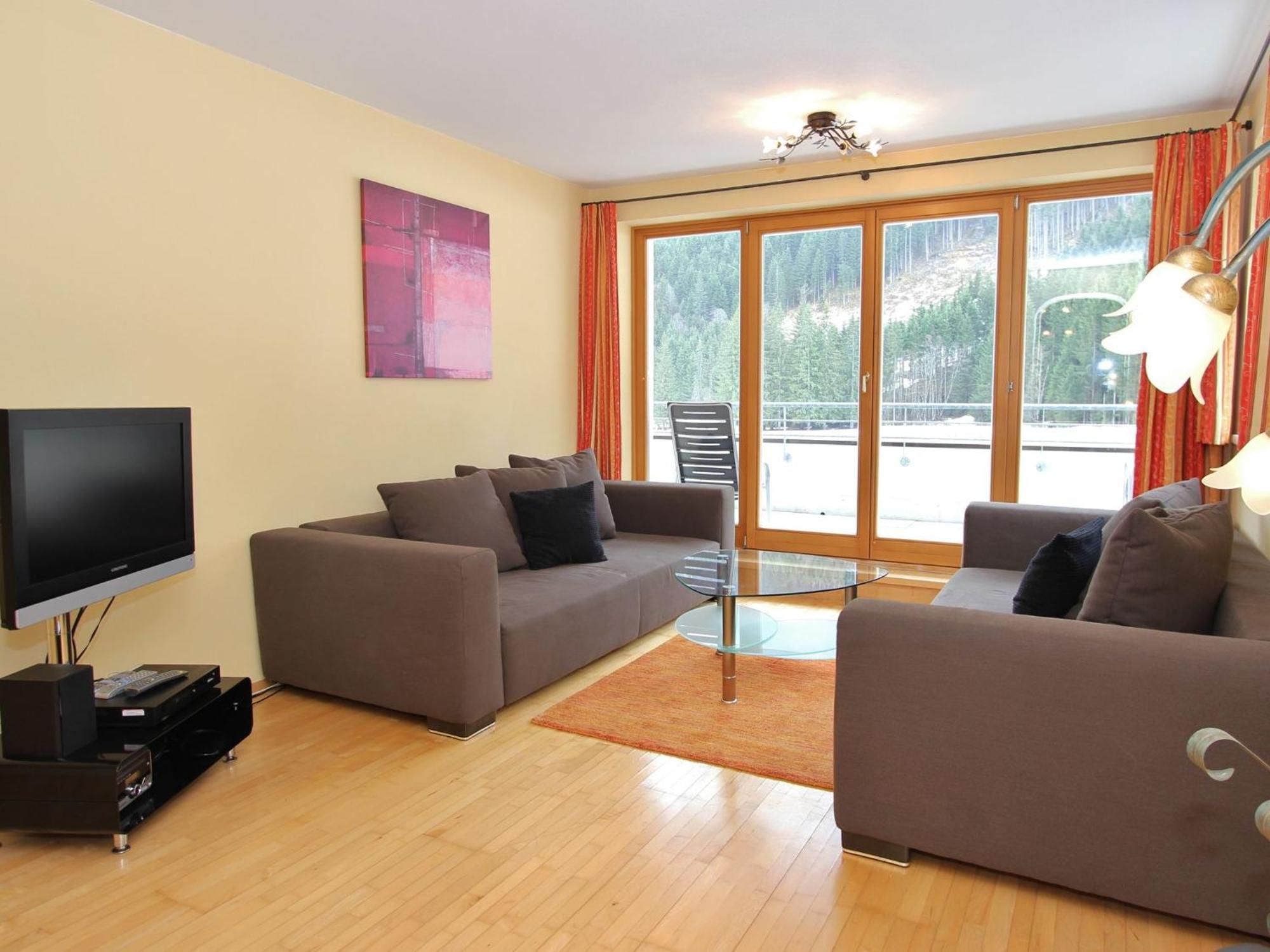 Large Chalet Apartment In Saalbach Hinterglemm ภายนอก รูปภาพ