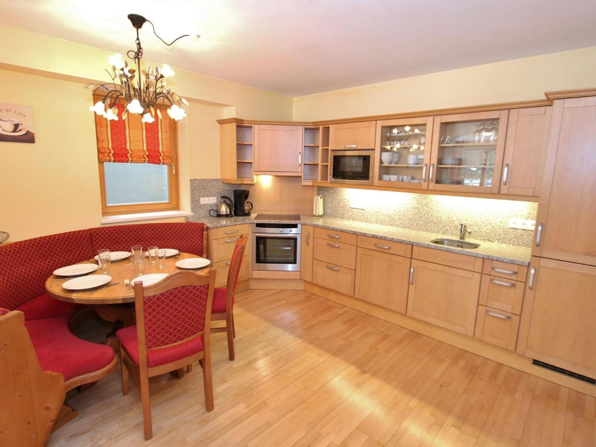 Large Chalet Apartment In Saalbach Hinterglemm ภายนอก รูปภาพ