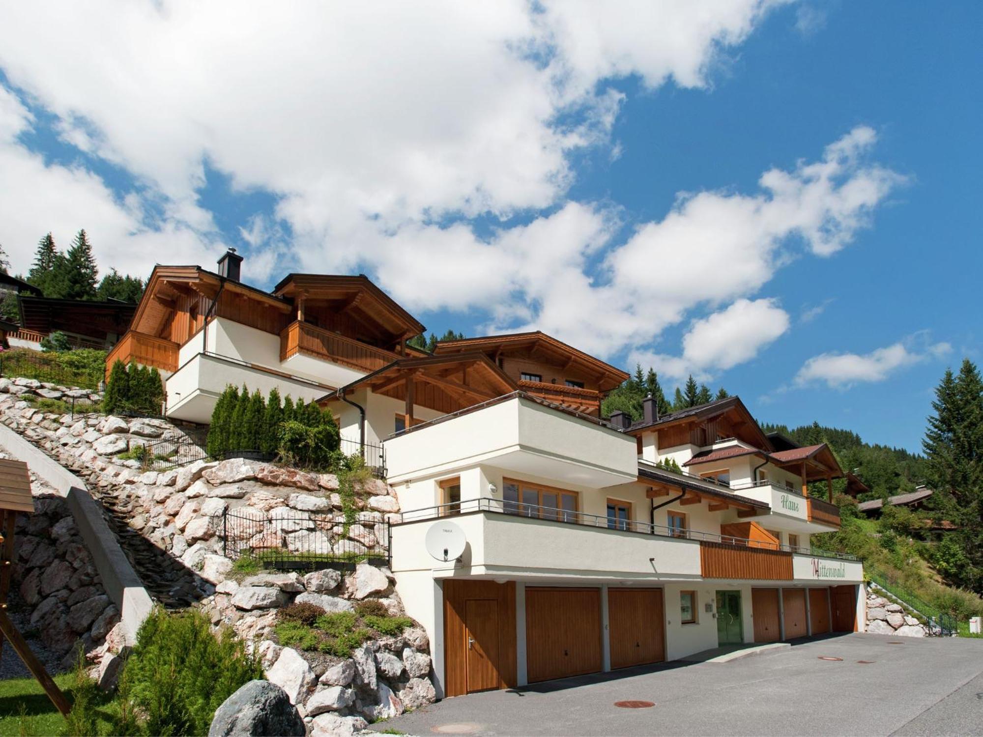 Large Chalet Apartment In Saalbach Hinterglemm ภายนอก รูปภาพ