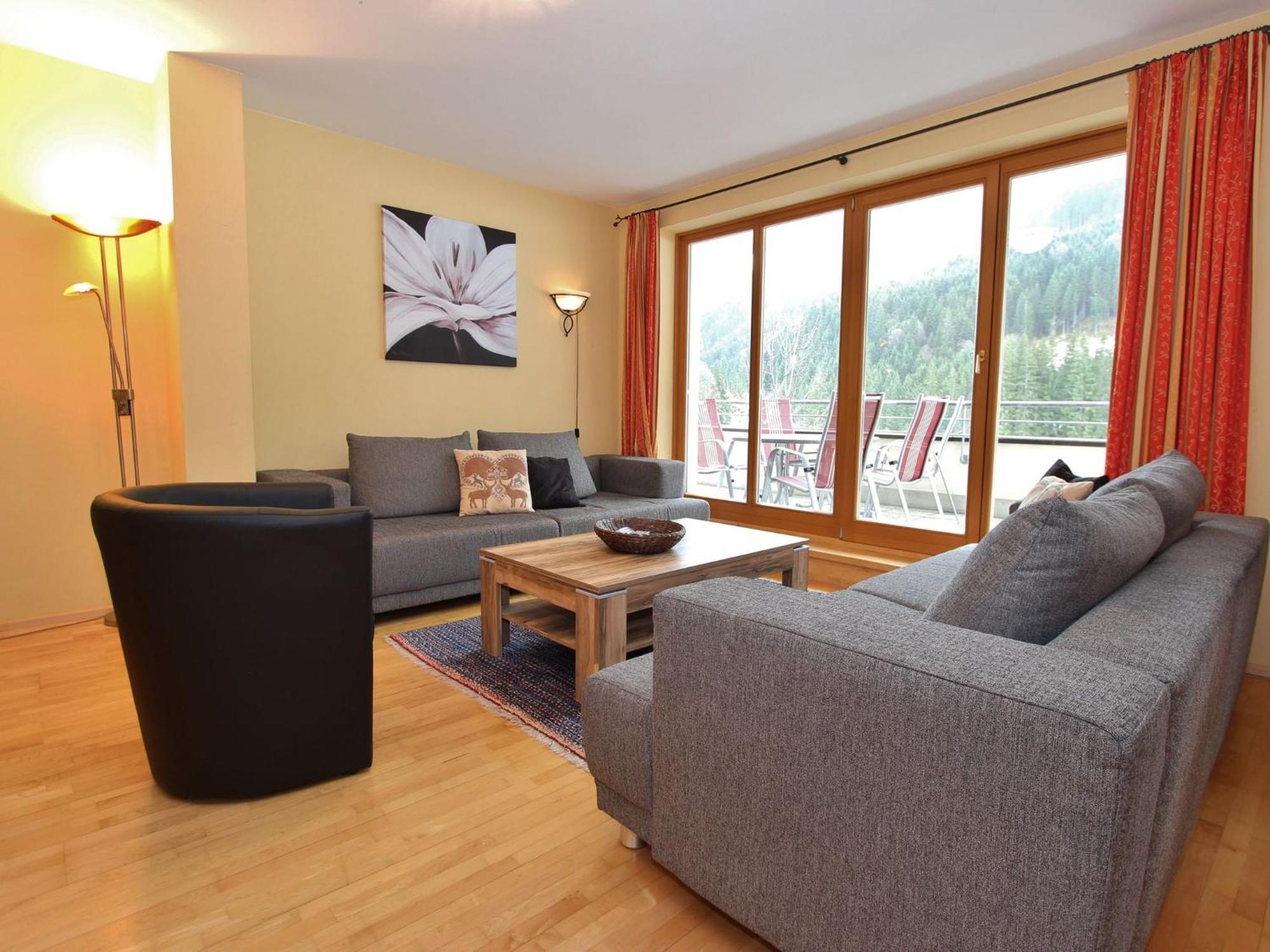Large Chalet Apartment In Saalbach Hinterglemm ภายนอก รูปภาพ