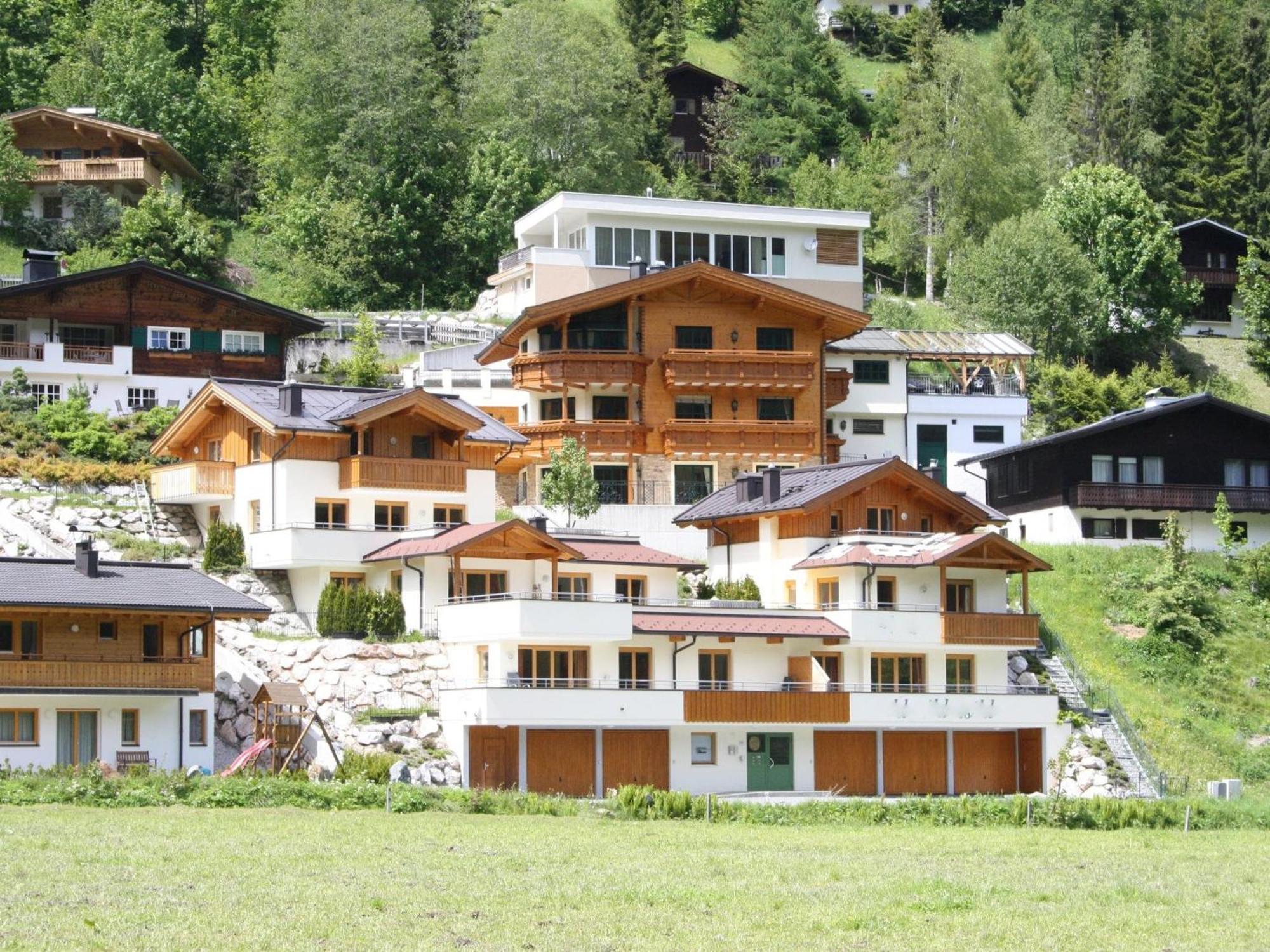 Large Chalet Apartment In Saalbach Hinterglemm ภายนอก รูปภาพ
